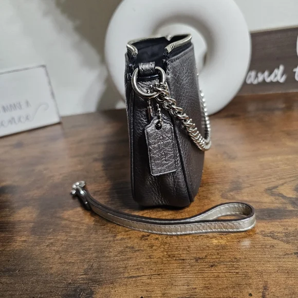 COACH LARGE WRISTLET 19 IN METALLIC PEBBLE LEATHER - Picture 6 of 7